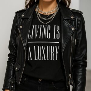 "Camiseta negra Living is a Luxury estampada a mano en Barcelona"