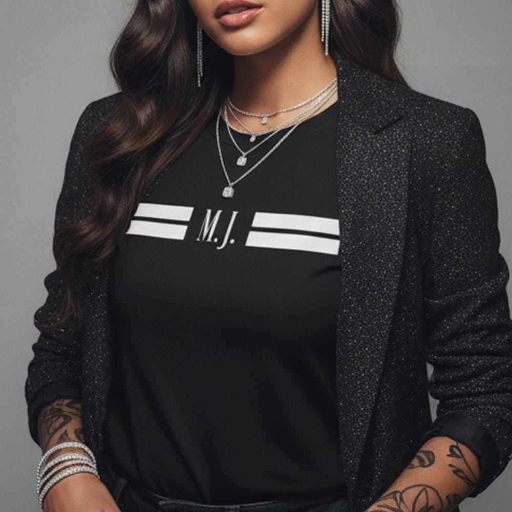 CAMISETA NEGRA CON INICIALES PERSONALIZADAS