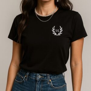 Camiseta negra con corona blanca lado corazón, personalizable con iniciales, estampada a mano y edición limitada TORMENTA