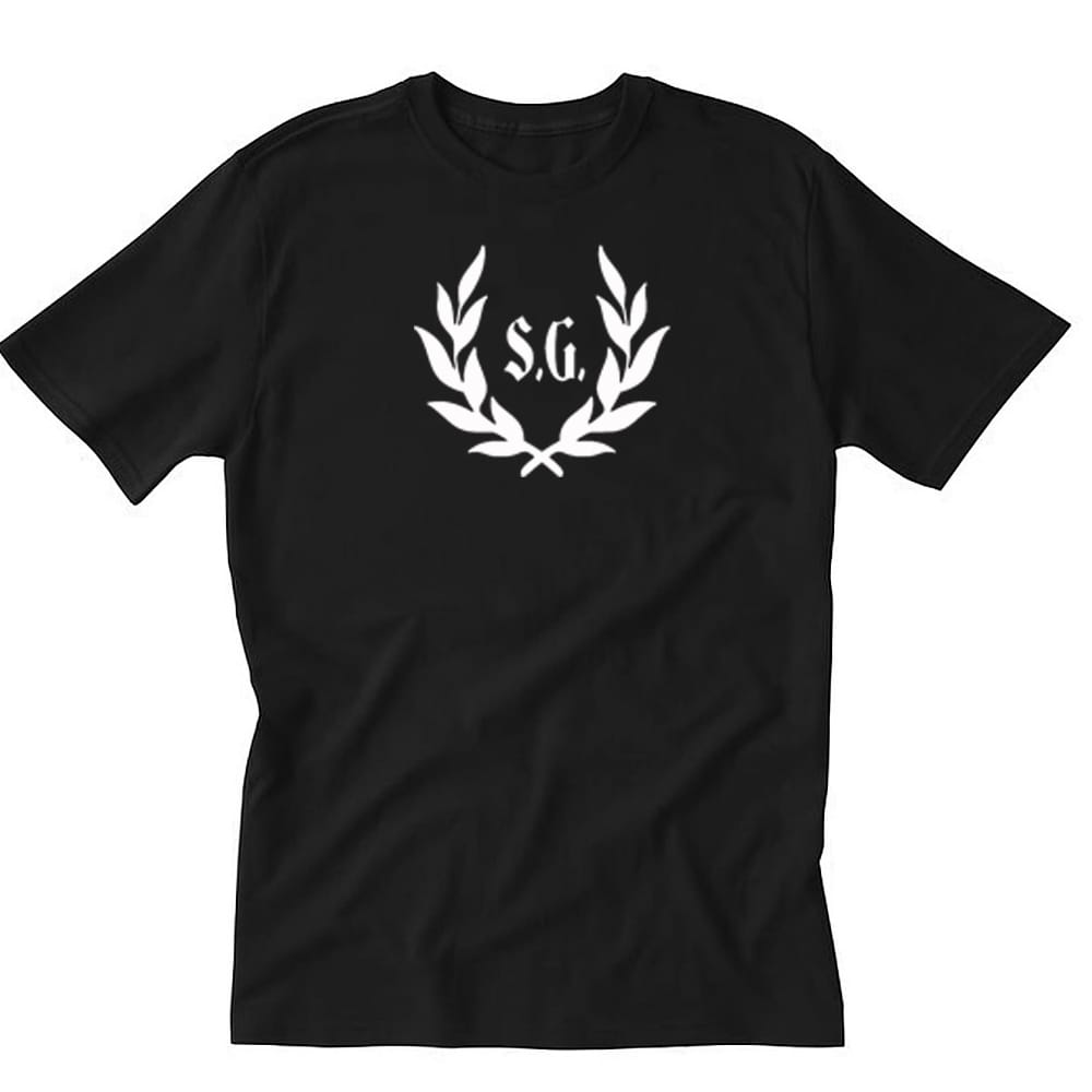 Detalle corona de laurel grande con iniciales en camiseta negra artesanal