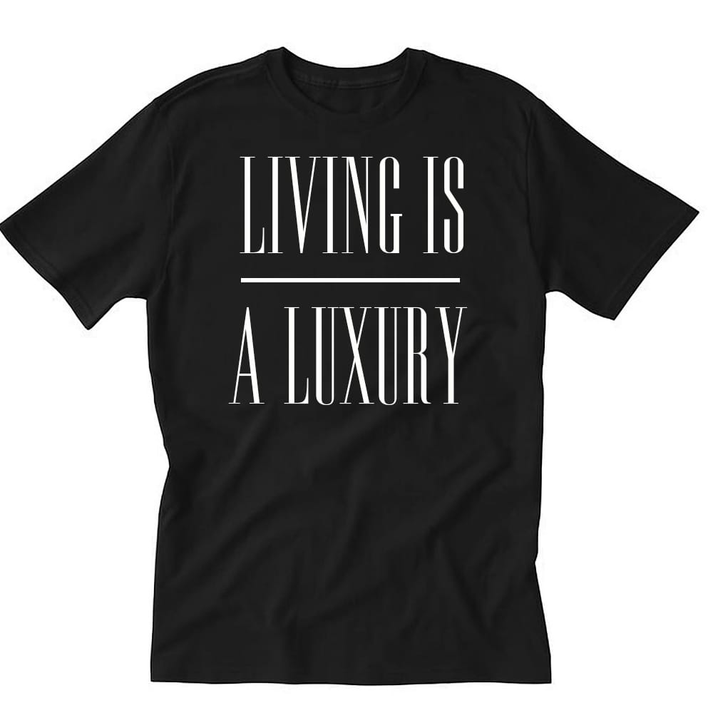 Living is a Luxury – Camiseta artesanal negra con mensaje - Imagen 3