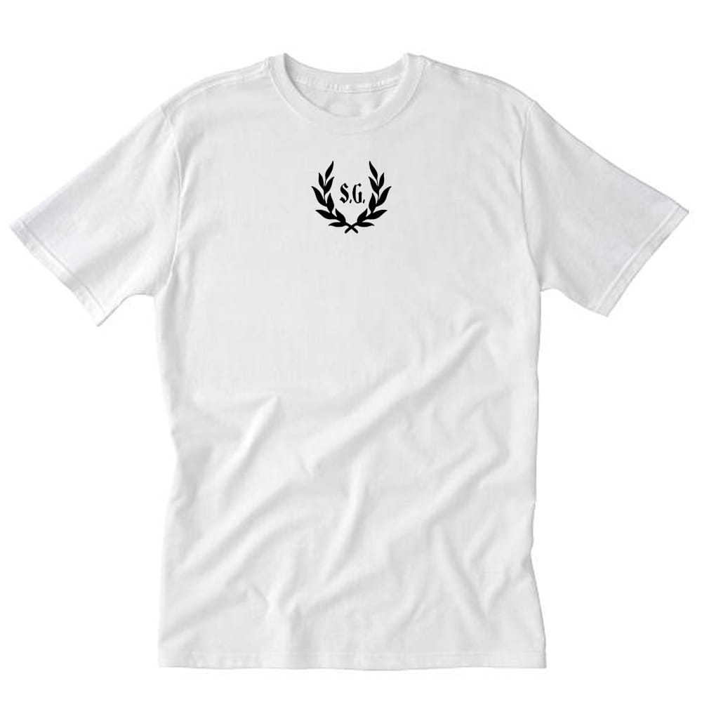 Detalle corona de laurel negra personalizable en camiseta blanca artesanal