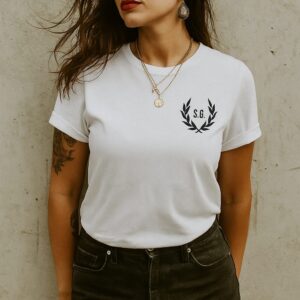 Camiseta blanca personalizable con escudo de laurel TORMENTA estampada a mano