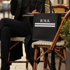 Bolso LINE STRIPE de yute negro personalizado con líneas horizontales e iniciales estampadas a mano.