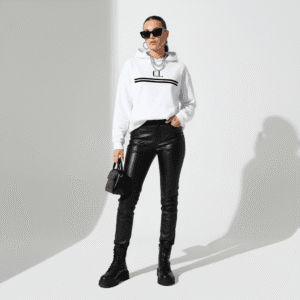 Primer plano del cuello y costura reforzada del tejido premium blanco.