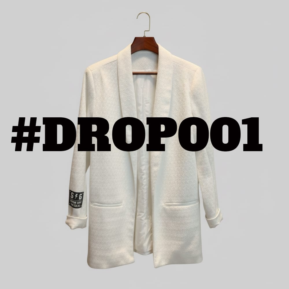 “Detalle de vinilo negro MANIFIESTO estampado a mano en la espalda de la Blazer Manifiesto, diseño exclusivo TORMENTA.”