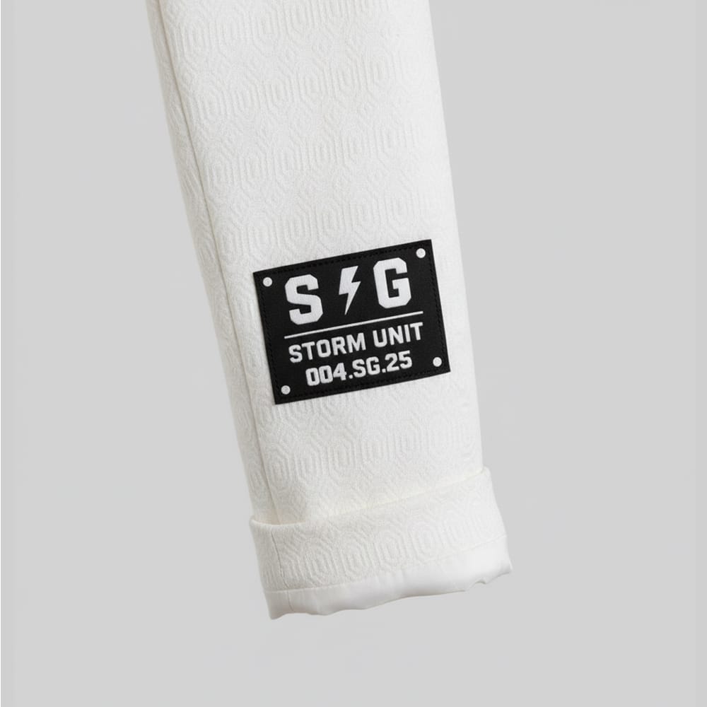 “Parche STORM UNIT en la manga de la Blazer Manifiesto, con código de Archivo único, intervención de autoría TORMENTA.”